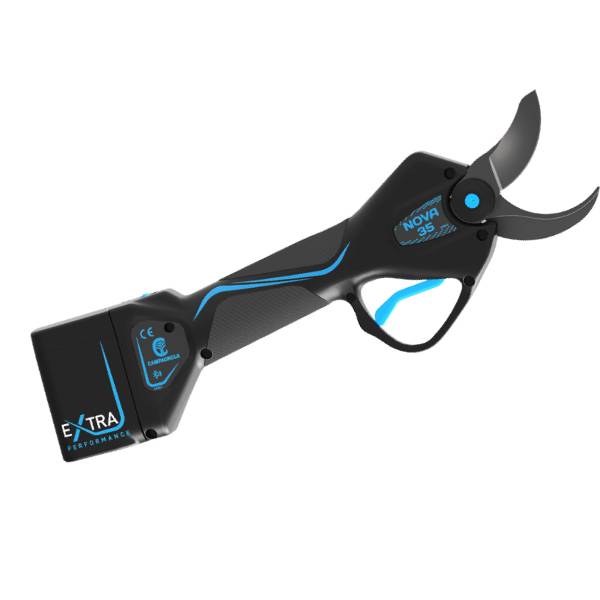 Forbice elettronica Campagnola Nova 35 con lame HDT forgiate e batteria plug-in inserita per potatura professionale.