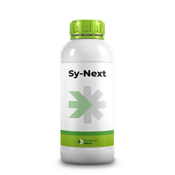 Flacone di Sy-Next Rovensa Next, concime liquido a base di zolfo incolore per uso agricolo professionale.