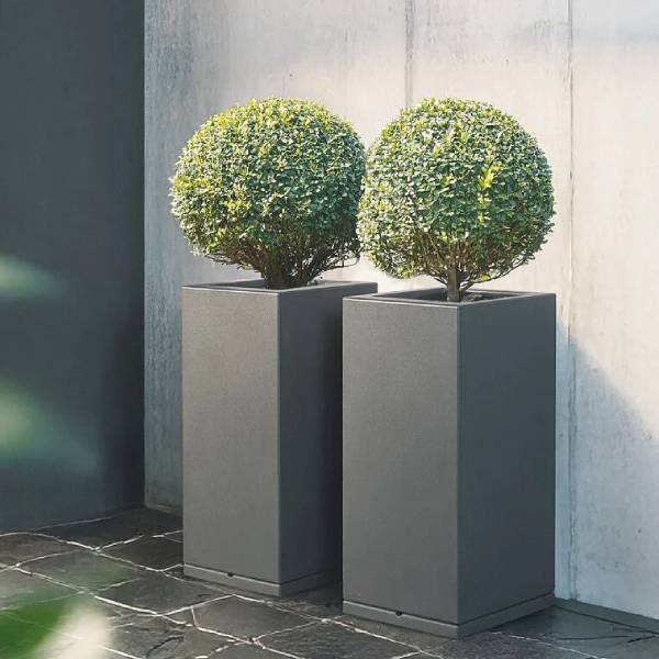 Vaso alto quadrato Fenice Pilone 45 in resina antracite per arredo giardino moderno.