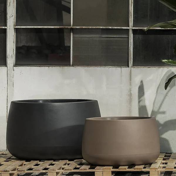 Vaso Titano Antracite/Tortora Twentyfirst Elbi. Vaso tondo grande in resina rotazionale. Ideale per arredo esterno e alberi.